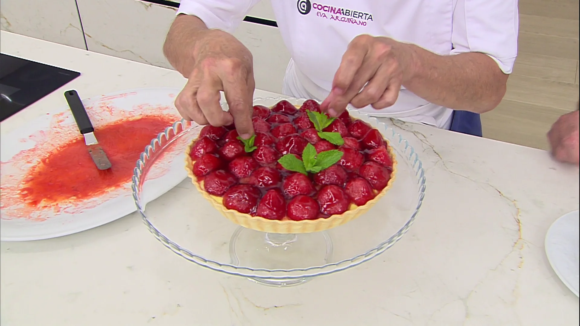 Tarta de fresas: ¡para celebrar! En el programa de hoy, Karlos Arguiñano trae un postre con el que acertarás seguro. Además, puedes probar con muchas más frutas.