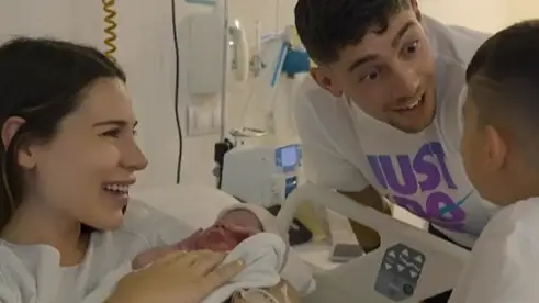 Fede Valverde, Mina Bonino y sus hijos: Benicio y Bautista 