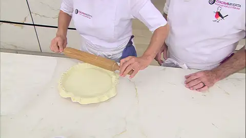 Recorta los bordes de la tartaleta con un rodillo paso 1