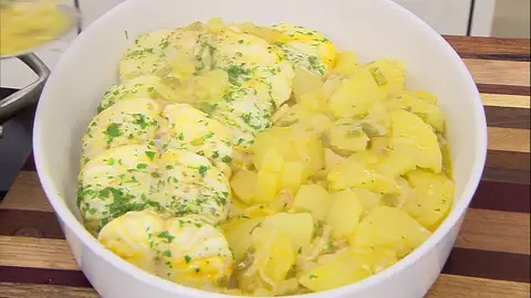 Caldereta de rape al horno: “este plato es siempre de éxito” Karlos Arguiñano nos trae una receta de una de sus calderetas favoritas. ¡De 10!