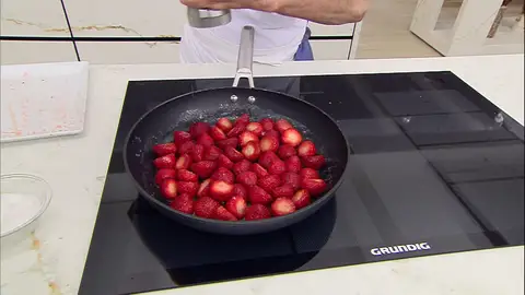 Echa las fresas en la mantequilla fundida paso 3