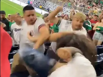 Momento de la pelea en el NRG Stadium de Houston Momento de la pelea en el NRG Stadium de Houston