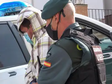 Un agente de la Guardia Civil de Zafra escolta al supuesto autor del asesinato de Manuela Chavero Un agente de la Guardia Civil de Zafra escolta al supuesto autor del asesinato de Manuela Chavero