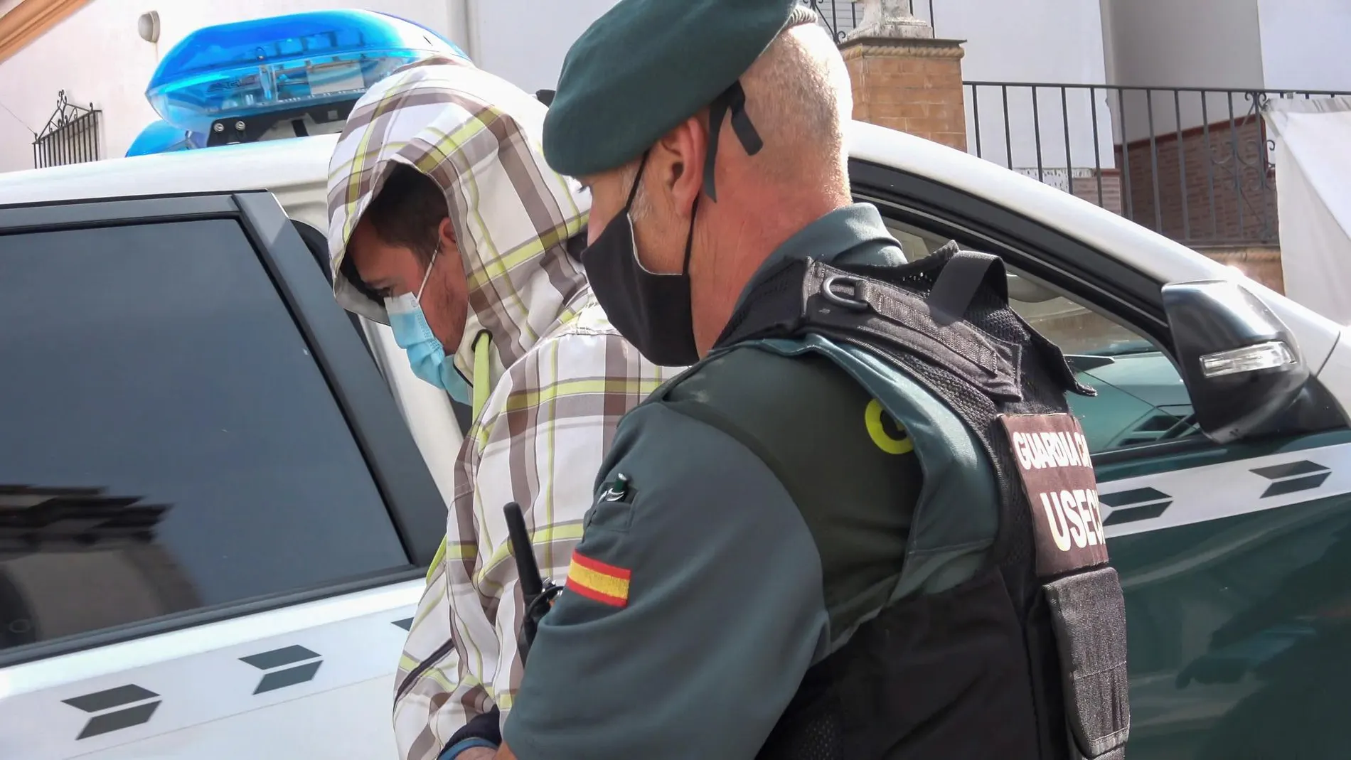 Un agente de la Guardia Civil de Zafra escolta al supuesto autor del asesinato de Manuela Chavero