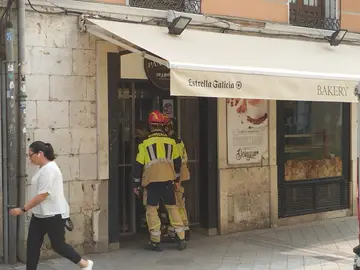 Bomberos de Valladolid rescatan a un joven que había quedado encerrado en una cafetería Bomberos de Valladolid rescatan a un joven que había quedado encerrado en una cafetería