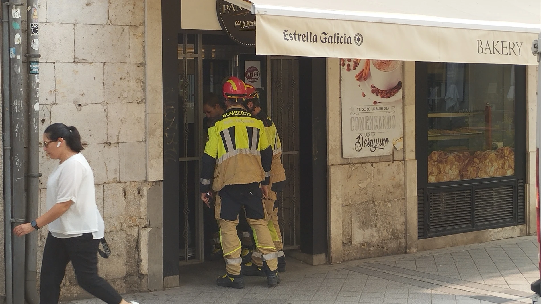 Bomberos de Valladolid rescatan a un joven que había quedado encerrado en una cafetería