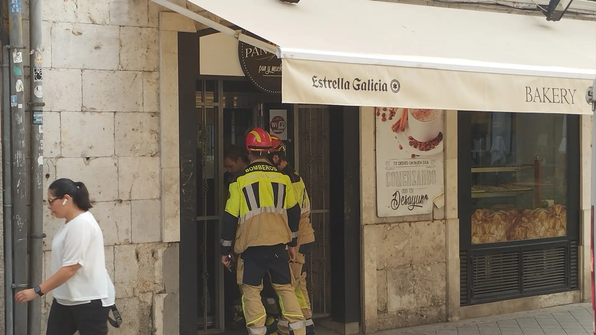 Bomberos de Valladolid rescatan a un joven que había quedado encerrado en una cafetería Bomberos de Valladolid rescatan a un joven que había quedado encerrado en una cafetería