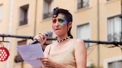 Alba Flores se emociona al dar el pregón del Orgullo de Madrid: Así ha sido su vehemente discurso entre aplausos y ovaciones Alba Flores se emociona al dar el pregón del Orgullo de Madrid: Así ha sido su vehemente discurso entre aplausos y ovaciones