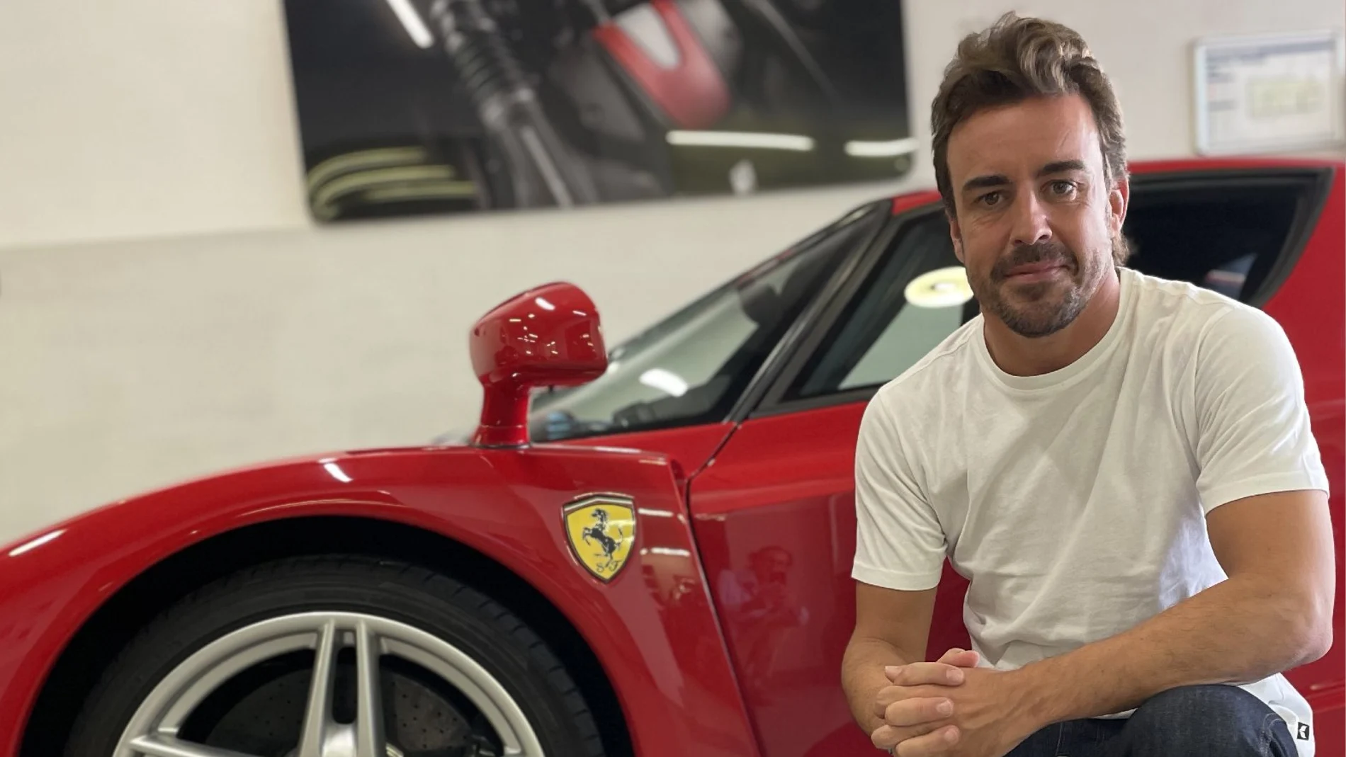 Fernando Alonso posa con su Ferrari Enzo 