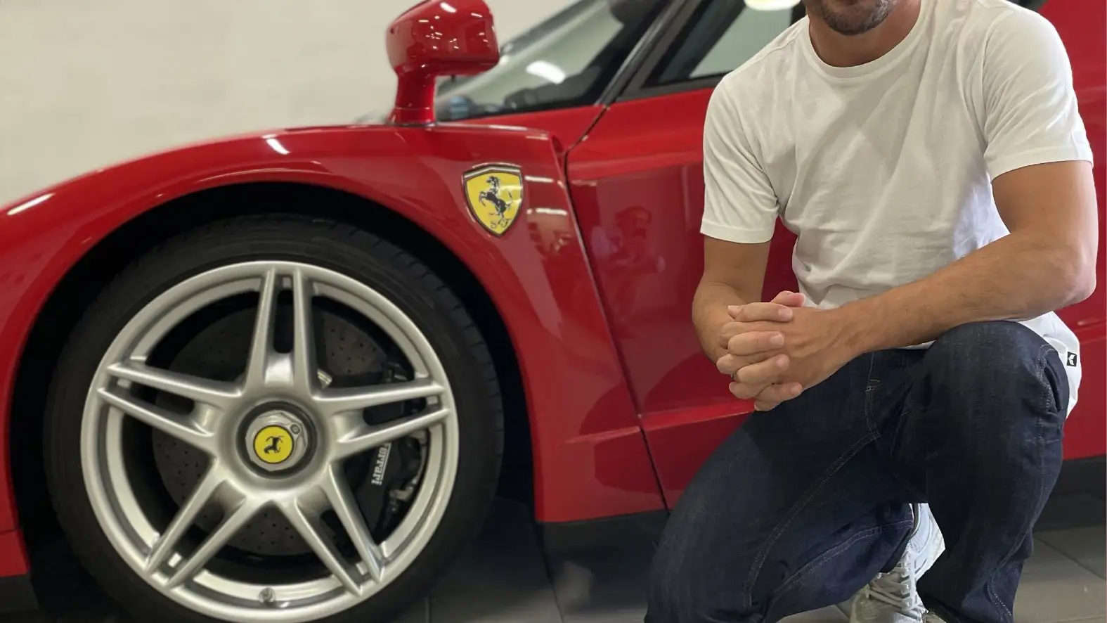 Fernando Alonso posa con su Ferrari Enzo Fernando Alonso posa con su Ferrari Enzo