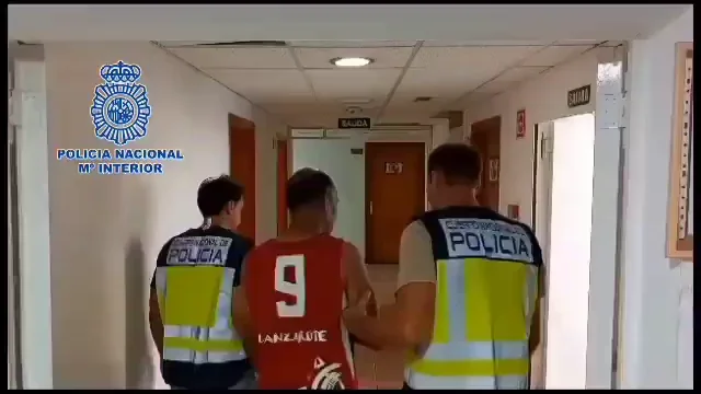 Imágenes del arresto del hombre que golpeó y tiró por el hueco del ascensor a un sexagenario Imágenes del arresto del hombre que golpeó y tiró por el hueco del ascensor a un sexagenario