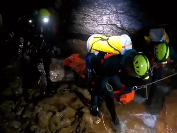 Momento en el que rescatan el cuerpo del espeleólogo muerto Momento en el que rescatan el cuerpo del espeleólogo muerto