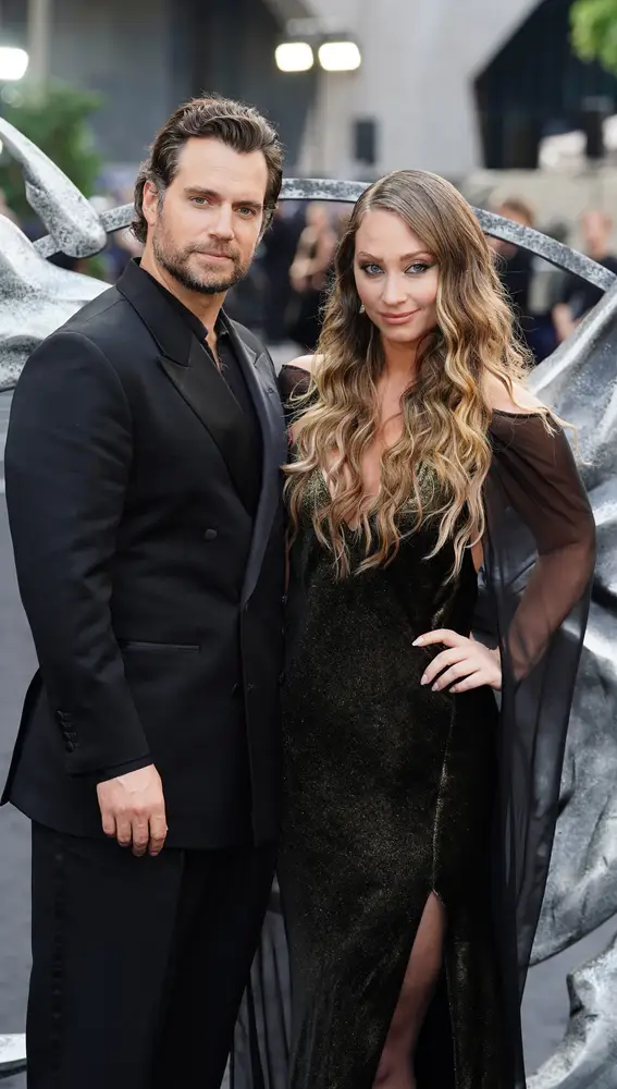 Henry Cavill y su novia, Natalie Viscuso, en la premiere de 'The Witcher 3'