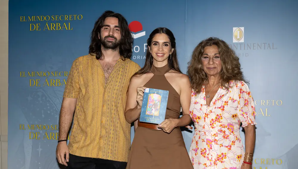 Elena Furiase presenta su libro junto a su madre Lolita Flores y su hermano Guillermo