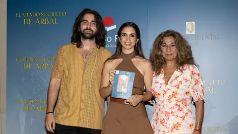 Elena Furiase presenta su libro junto a su madre Lolita Flores y su hermano Guillermo Elena Furiase presenta su libro junto a su madre Lolita Flores y su hermano Guillermo