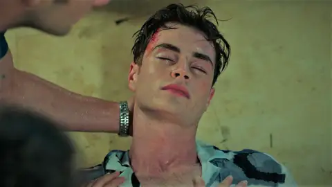 Esta noche en 'Hermanos': Ömer rescata a Berk inconsciente del agua..¿sobrevivirá? Esta noche en 'Hermanos': Ömer rescata a Berk inconsciente del agua..¿sobrevivirá?