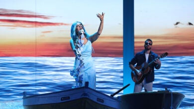 El pasional canto de Merche como Karol G desde ‘El barco’ en un mar mágico