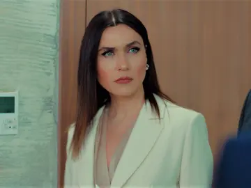 Ender intenta que despidan a la secretaria que sabe todos sus secretos... ¡Pero Kaya lo impide! Ender intenta que despidan a la secretaria que sabe todos sus secretos... ¡Pero Kaya lo impide!