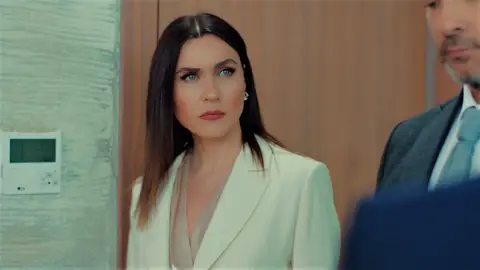 Ender intenta que despidan a la secretaria que sabe todos sus secretos... ¡Pero Kaya lo impide! Ender intenta que despidan a la secretaria que sabe todos sus secretos... ¡Pero Kaya lo impide!