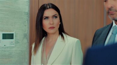 Ender intenta que despidan a la secretaria que sabe todos sus secretos... ¡Pero Kaya lo impide!