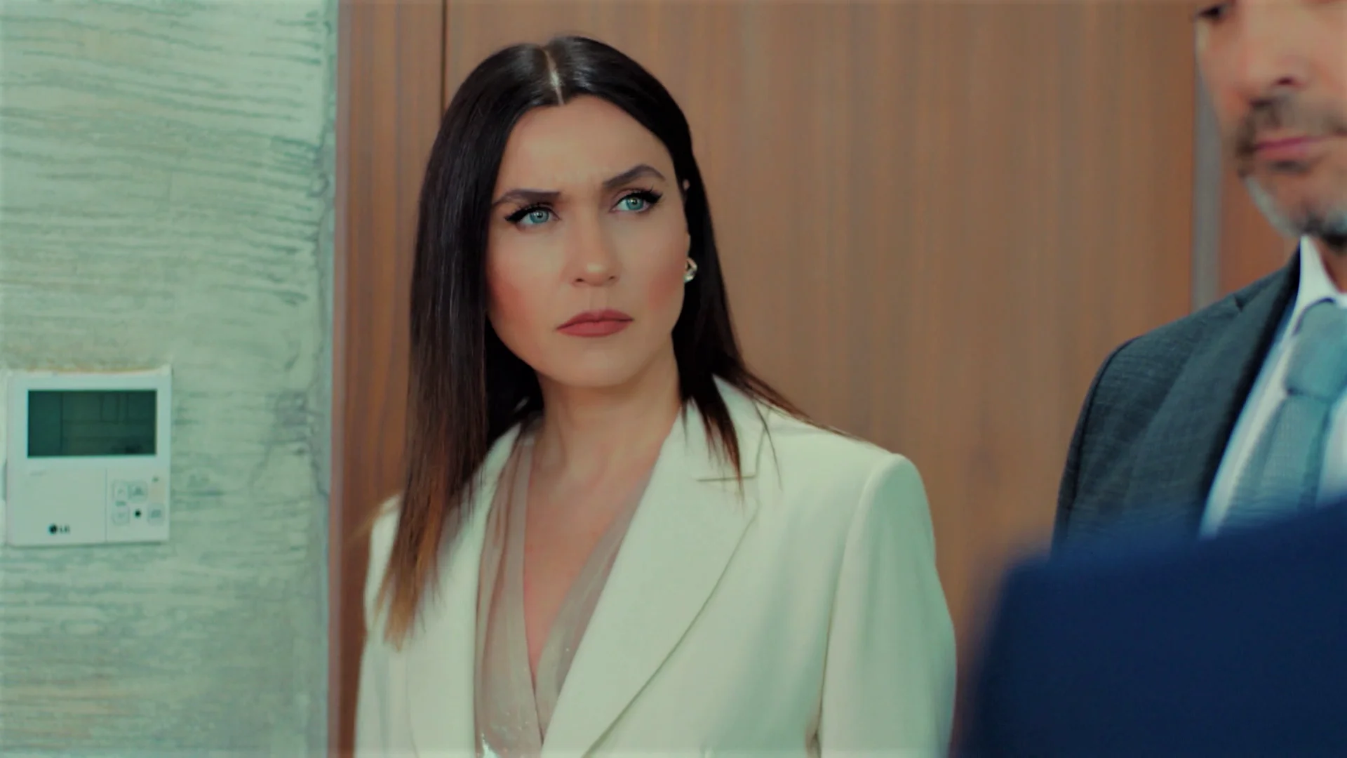 Ender intenta que despidan a la secretaria que sabe todos sus secretos... ¡Pero Kaya lo impide! Ender intenta que despidan a la secretaria que sabe todos sus secretos... ¡Pero Kaya lo impide!