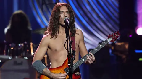 Alfred García disfruta del rock transgresor de Extremoduro cantando ‘So payaso’ Alfred García disfruta del rock transgresor de Extremoduro cantando ‘So payaso’