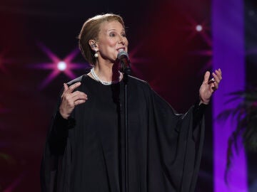La elegancia de Anne Igartiburu como Mar&iacute;a Dolores Pradera con &lsquo;El tiempo que te quede libre&rsquo;