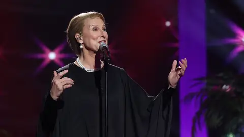 La elegancia de Anne Igartiburu como María Dolores Pradera con ‘El tiempo que te quede libre’ La elegancia de Anne Igartiburu como María Dolores Pradera con ‘El tiempo que te quede libre’