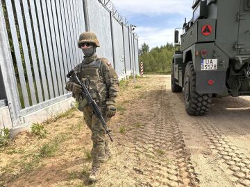 Imagen de un soldado en la frontera en Polonia