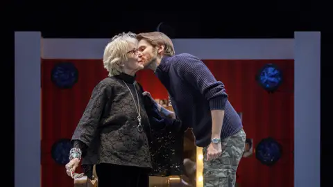 Manuel Velasco dando un beso a Concha Velasco, su madre Manuel Velasco dando un beso a Concha Velasco, su madre