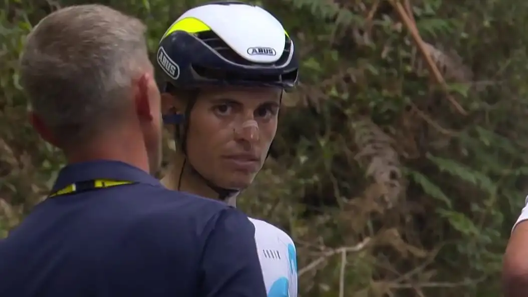 Enric Mas tras una dura ca&iacute;da en la primera etapa del Tour de Francia 2023