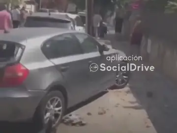 Se da a la fuga tras estrellarse con un taxi, dos motos y varios coches Se da a la fuga tras estrellarse con un taxi, dos motos y varios coches