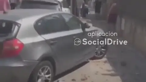 Se da a la fuga tras estrellarse con un taxi, dos motos y varios coches Se da a la fuga tras estrellarse con un taxi, dos motos y varios coches