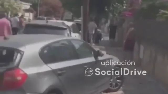 Se da a la fuga tras estrellarse con un taxi, dos motos y varios coches Se da a la fuga tras estrellarse con un taxi, dos motos y varios coches