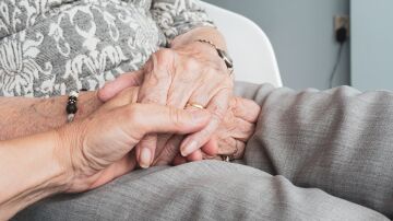 Imagen de archivo de dos ancianos dándose la mano