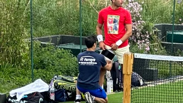 Un fisio vendando el muslo derecho de Alcaraz Un fisio vendando el muslo derecho de Alcaraz
