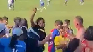 El momento en el que un hombre intenta acuchillar a otro en un partido de infantiles El momento en el que un hombre intenta acuchillar a otro en un partido de infantiles