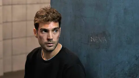 Burak aparece en el sótano donde Ceylin está secuestrada con las demás víctimas... ¿será el asesino? Burak aparece en el sótano donde Ceylin está secuestrada con las demás víctimas... ¿será el asesino?