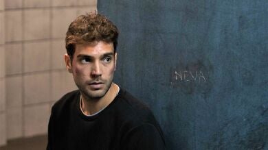Burak aparece en el sótano donde Ceylin está secuestrada con las demás víctimas... ¿será el asesino?