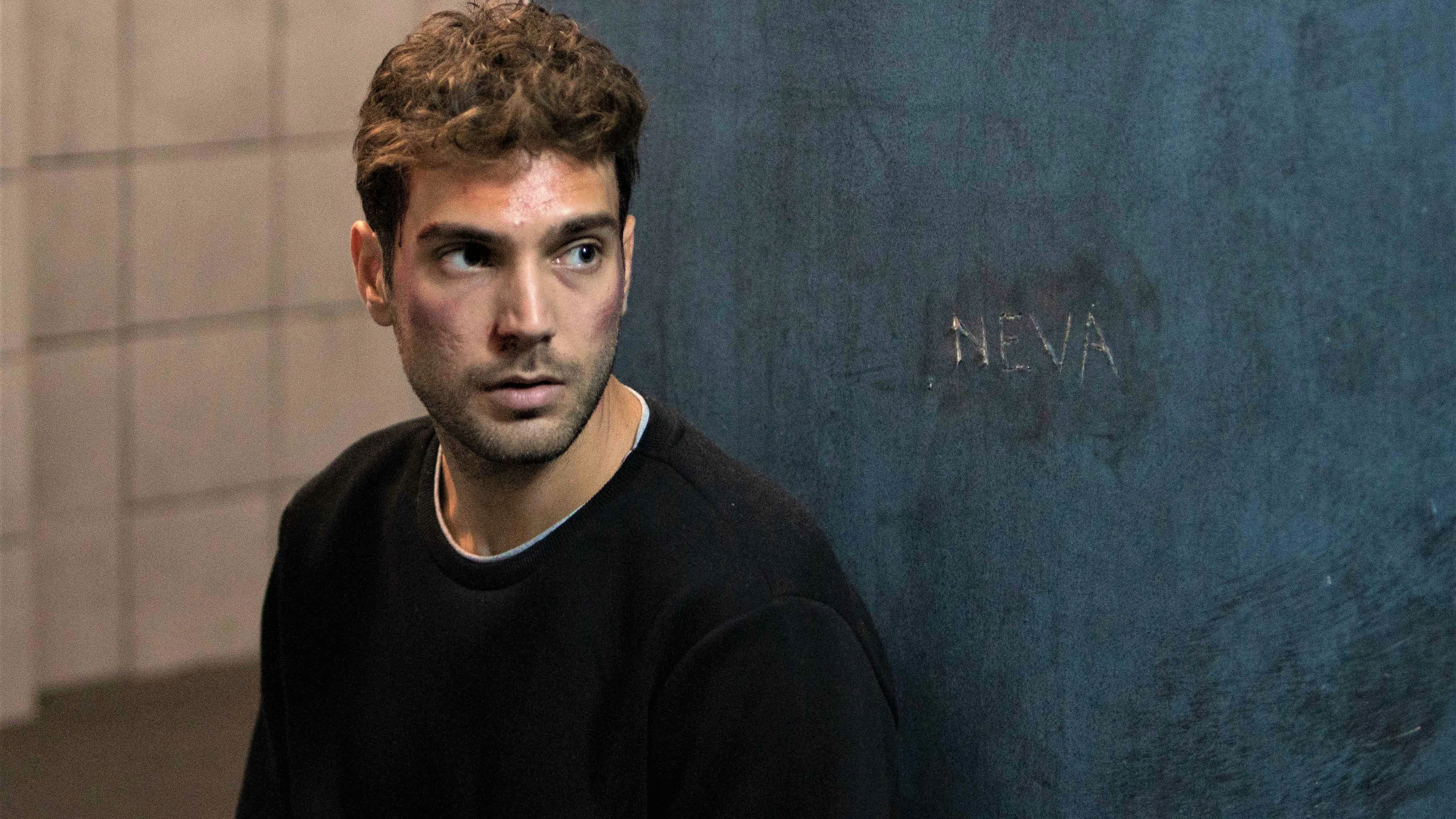 Burak aparece en el sótano donde Ceylin está secuestrada con las demás víctimas... ¿será el asesino?