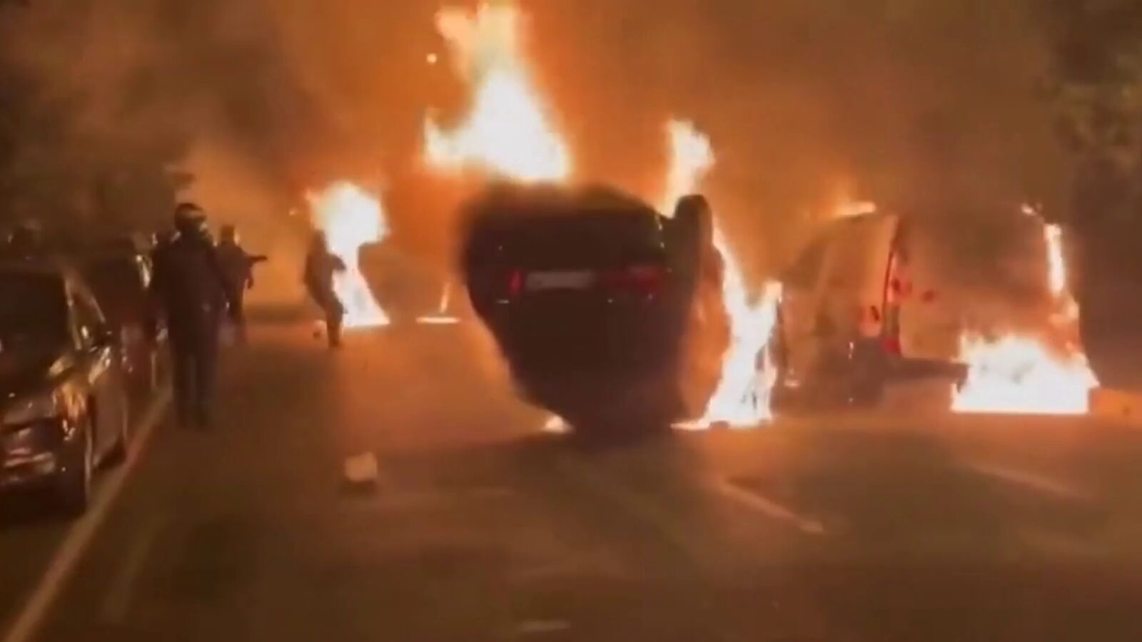 Los agresores que lanzaron el coche contra la casa del alcalde a las afueras de París querían quemarla con la familia dentro
