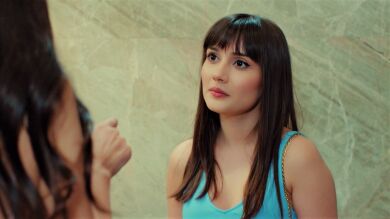 ¡Tenso encuentro entre Elif y Zeynep en el baño! ¿Se fiará de ella?