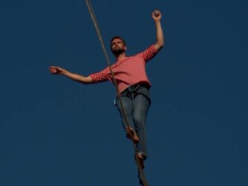 Nathan Paulin recorre por el aire el centro de Barcelona