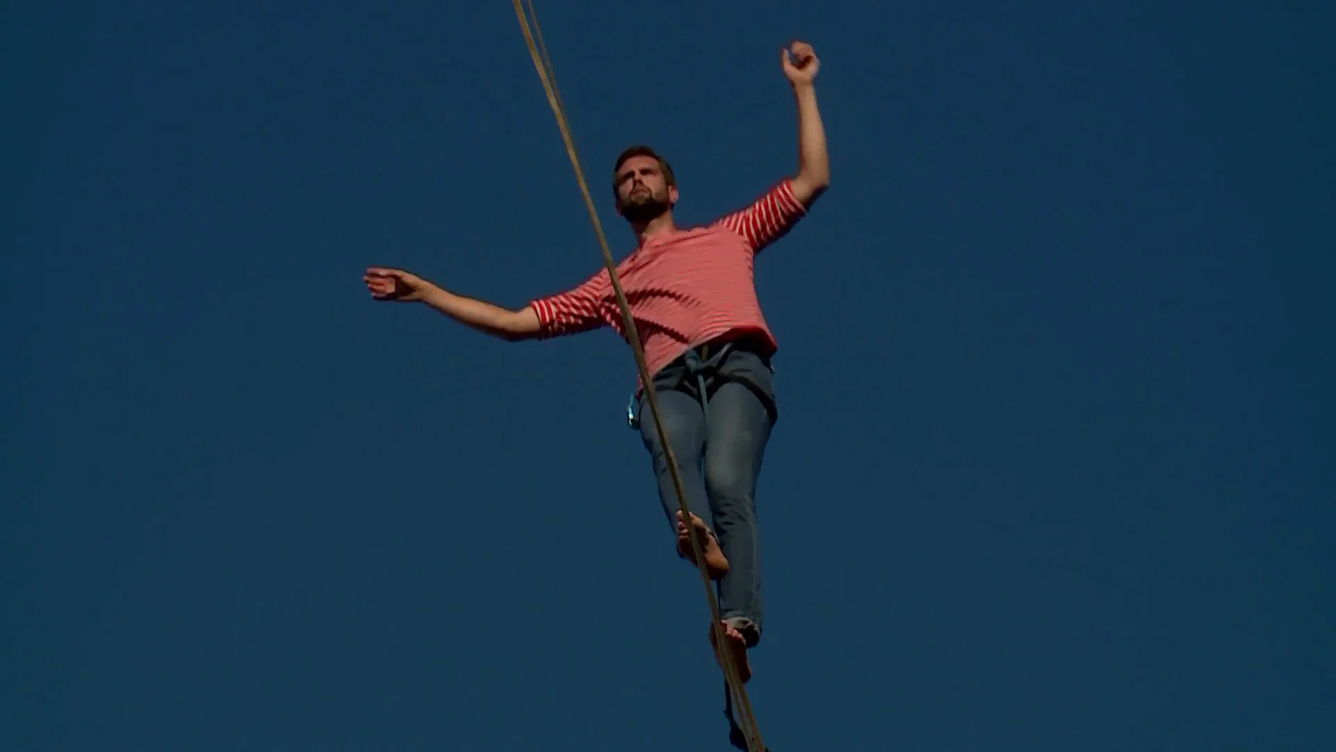 Nathan Paulin recorre por el aire el centro de Barcelona Nathan Paulin recorre por el aire el centro de Barcelona