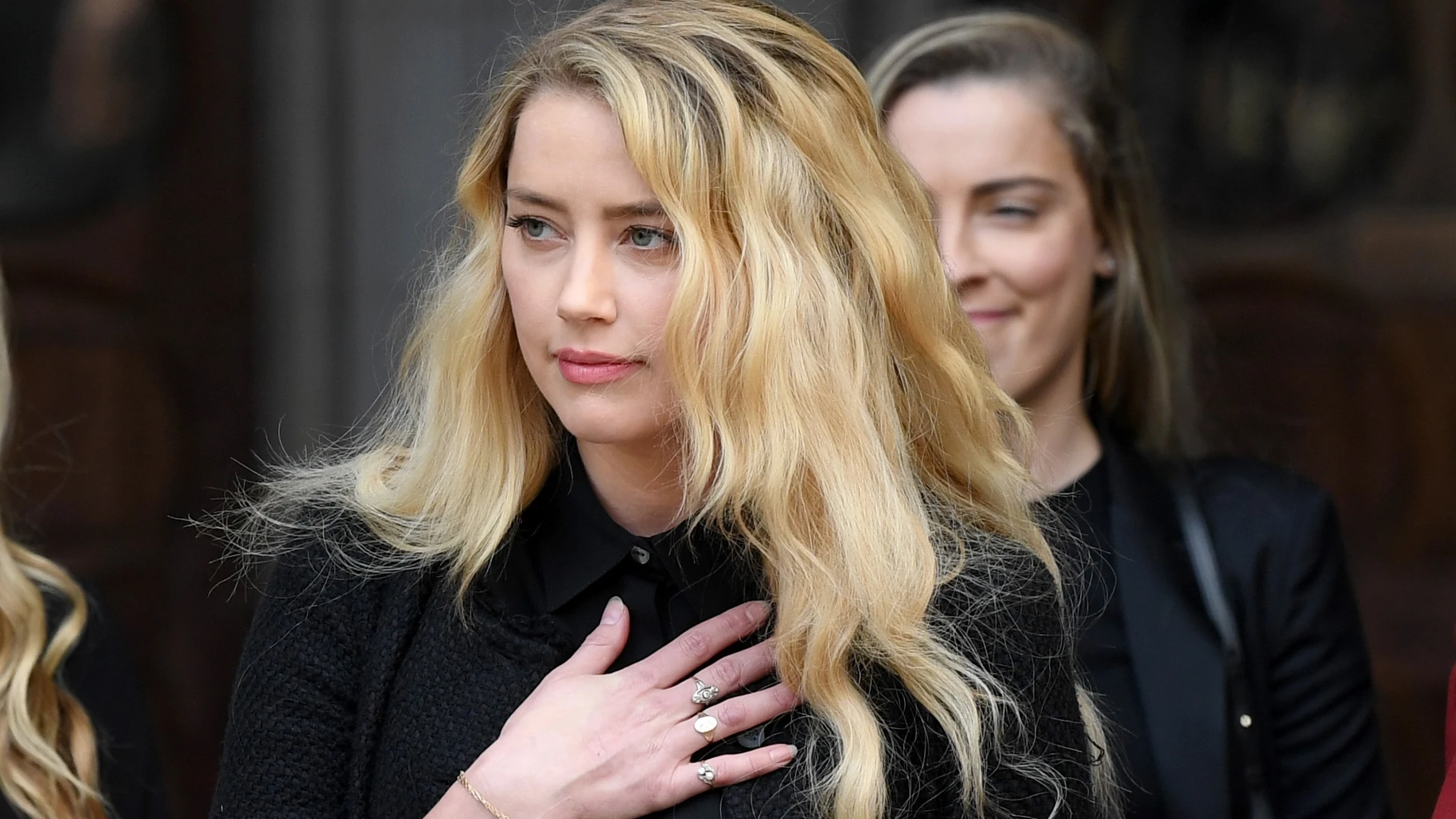 Amber Heard tras la deliberación del juicio con Johnny Depp Amber Heard tras la deliberación del juicio con Johnny Depp