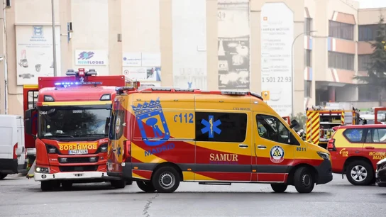 Imagen de archivo de bomberos y una ambulancia en Madrid Imagen de archivo de bomberos y una ambulancia en Madrid