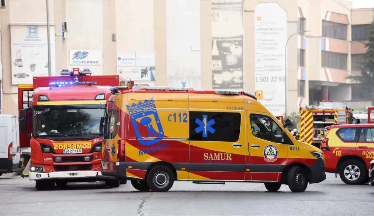 Imagen de archivo de bomberos y una ambulancia en Madrid