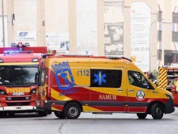 Imagen de archivo de bomberos y una ambulancia en Madrid