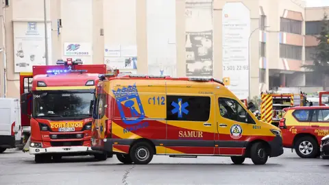 Imagen de archivo de bomberos y una ambulancia en Madrid Imagen de archivo de bomberos y una ambulancia en Madrid