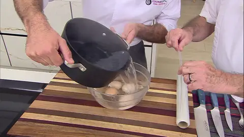 Preparamos los huevos pochés Preparamos los huevos pochés